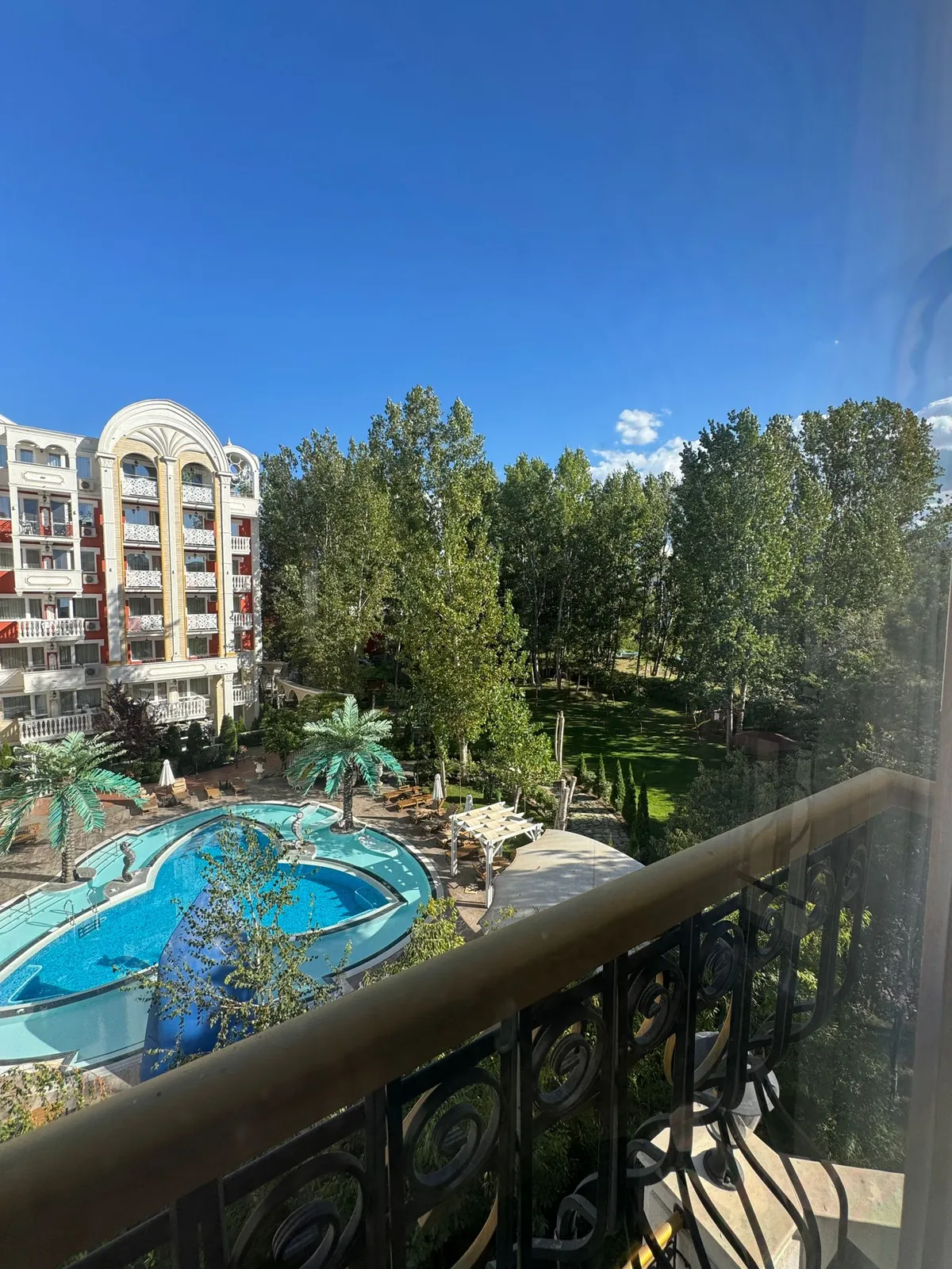 Балкон с видом на бассейн и парк